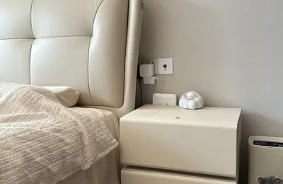 Acabados modernos para mesitas de noche: tendencias estéticas frente a realidad de fábrica