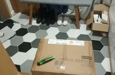 Control de calidad previo al envío para mesitas de noche importadas